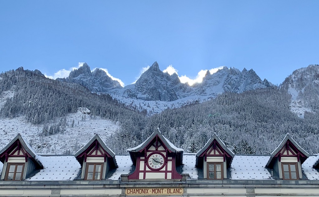 Gare de Chamonix avec vue montagne